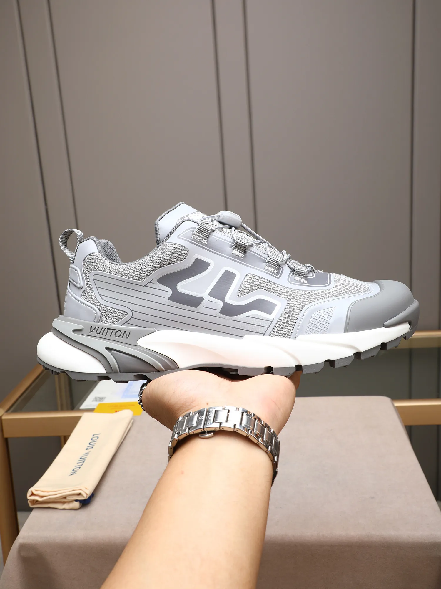 Men's Men's Shoes 💰640 LV Louis Vuitton L Jialu Brand Runner Tatic Series Thick-soled Casual Sports Shoes Running Shoes This LV Runner Tatic sports shoe combines technical materials such as mesh fabric and ribbons to interpret the inspiration of traditional mountaineering shoes. LV letters are written on one side, the lariat buckle of the quick lacing system is embellished with Monogram flowers and Louis Vuitton logos, and the light and wear-resistant rubber outsole completes the whole package. The delivery counter is beautifully packaged🛍📦 ▪️Fabrics: Original imported custom technical fabric + mesh ▪️Inner lining: Original custom-made breathable mesh ▪️Sole: Original open-molded anti-slip rubber combination material ▪️Sole thickness: 4CM ▪️Size: Men's size 38-44, (45 must be customized)